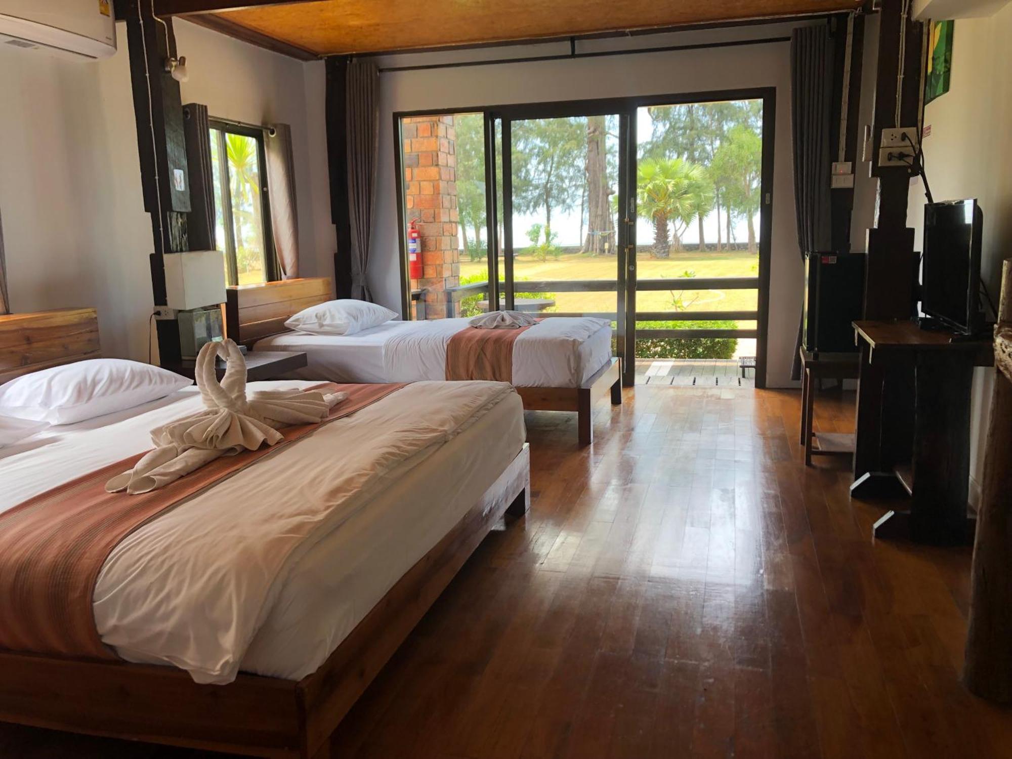 The Chevalley Beach Resort Satun Exterior foto