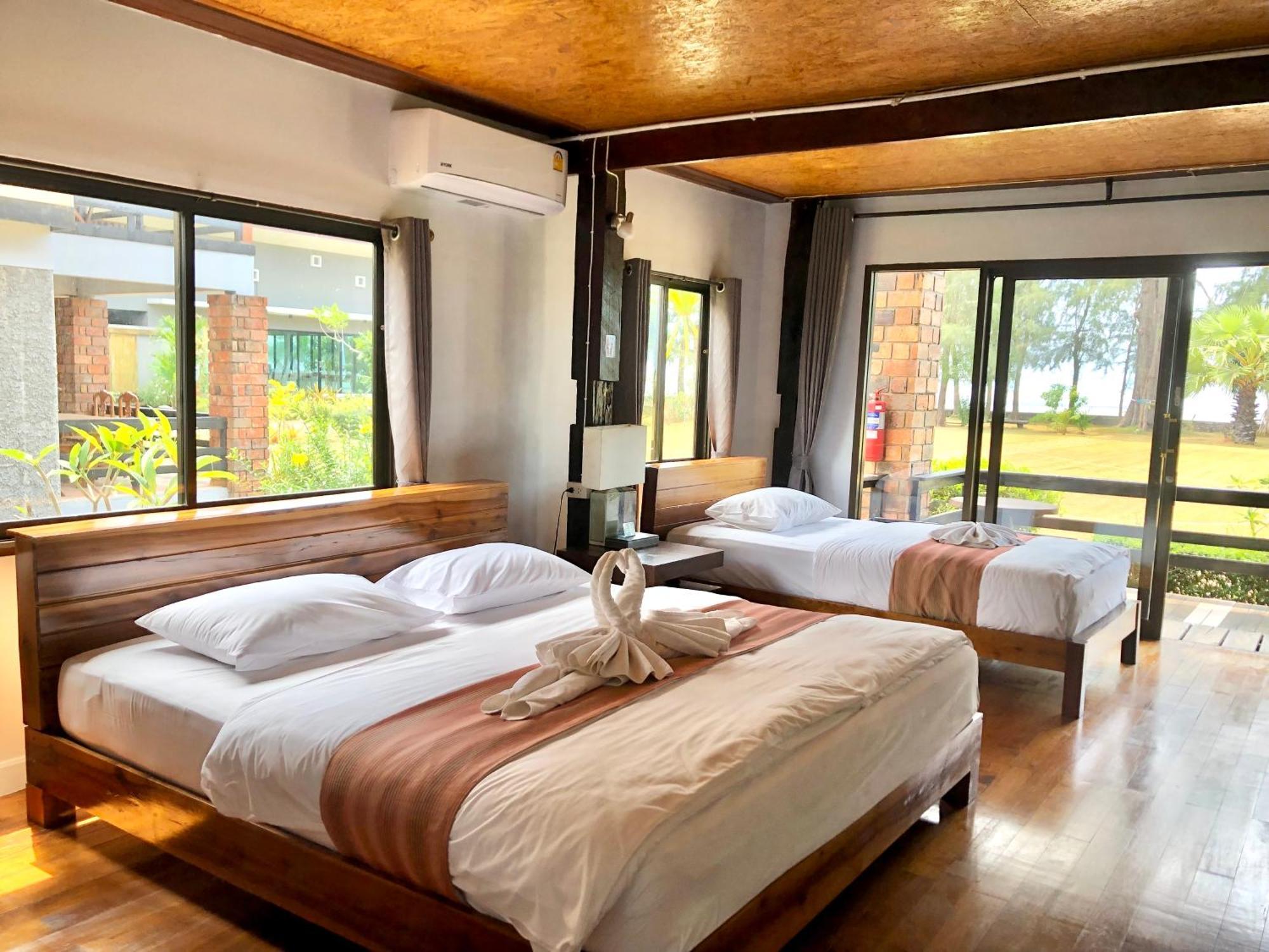 The Chevalley Beach Resort Satun Exterior foto